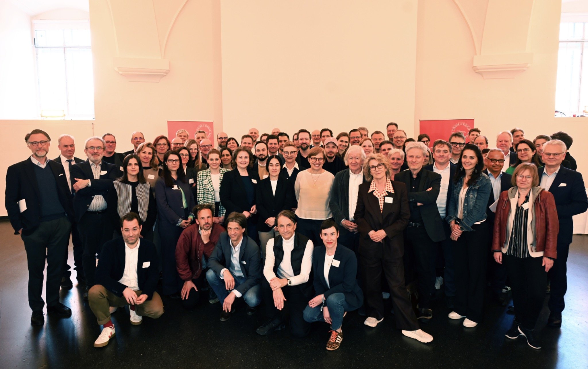Acht Tische für die Vierte Gewalt Gruppenfoto